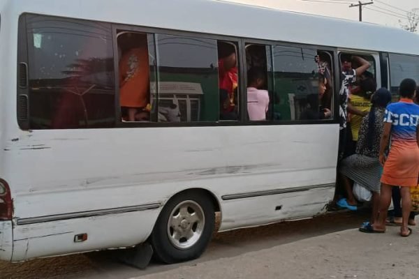 Topisto Tomato squeezes workers like sardines into one bus in Calabar