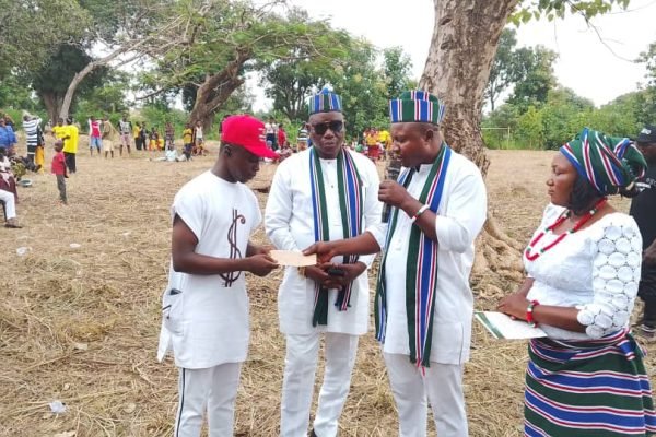 Dr Godwin Agbor awards scholarships to 70 OBO students