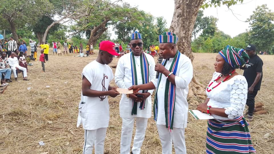 Dr Godwin Agbor awards scholarships to 70 OBO students