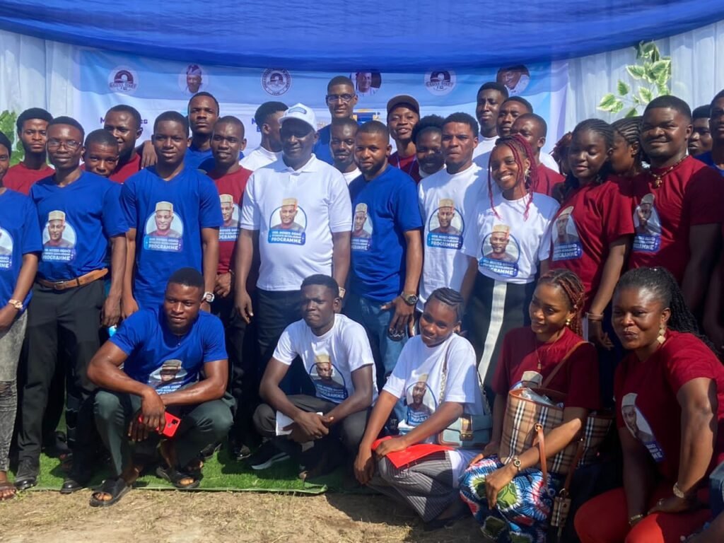 C'River Environment Commissioner disburbes ₦10m scholarship to 60 Abi students