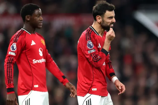 Manchester United booed after home defeat to 10-man Everton