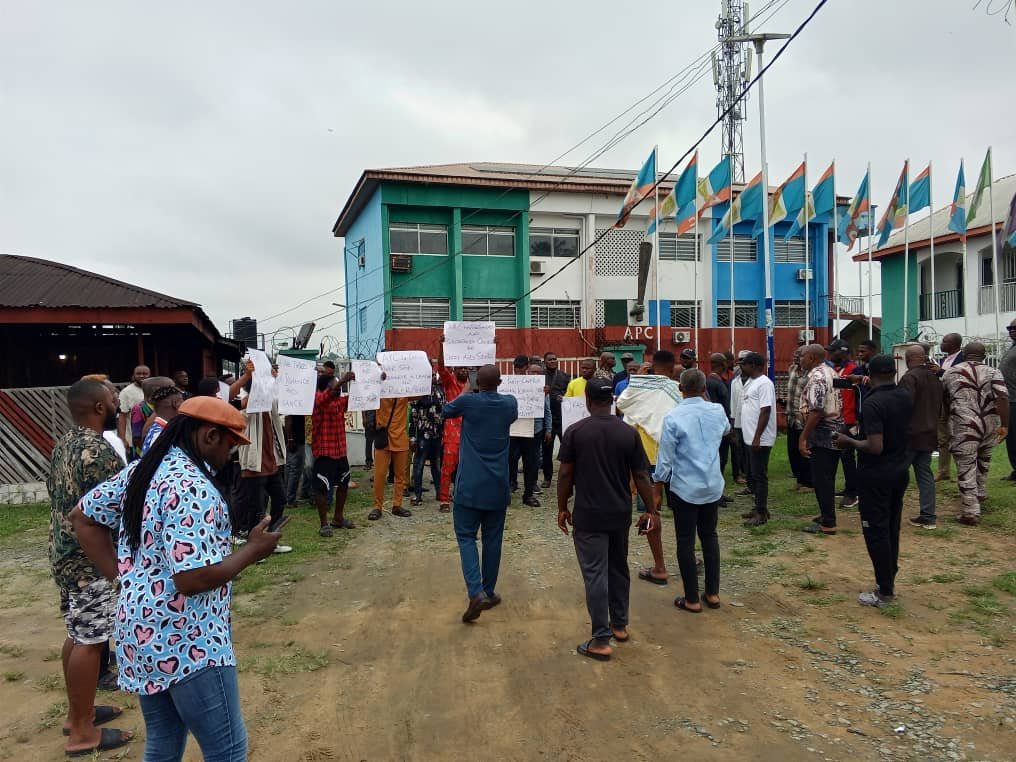 Cross River APC crisis takes another turn as members protest against Chairman