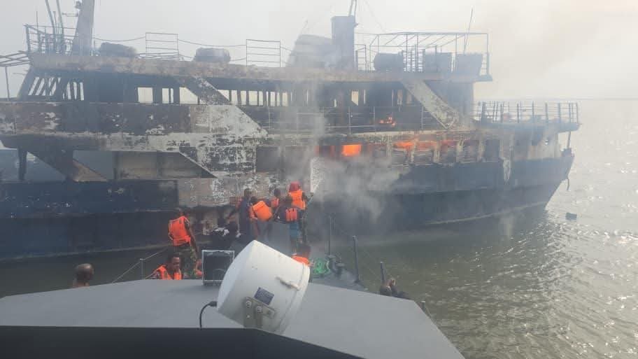 One missing as Navy rescues 20 from burning vessel off Calabar waterways