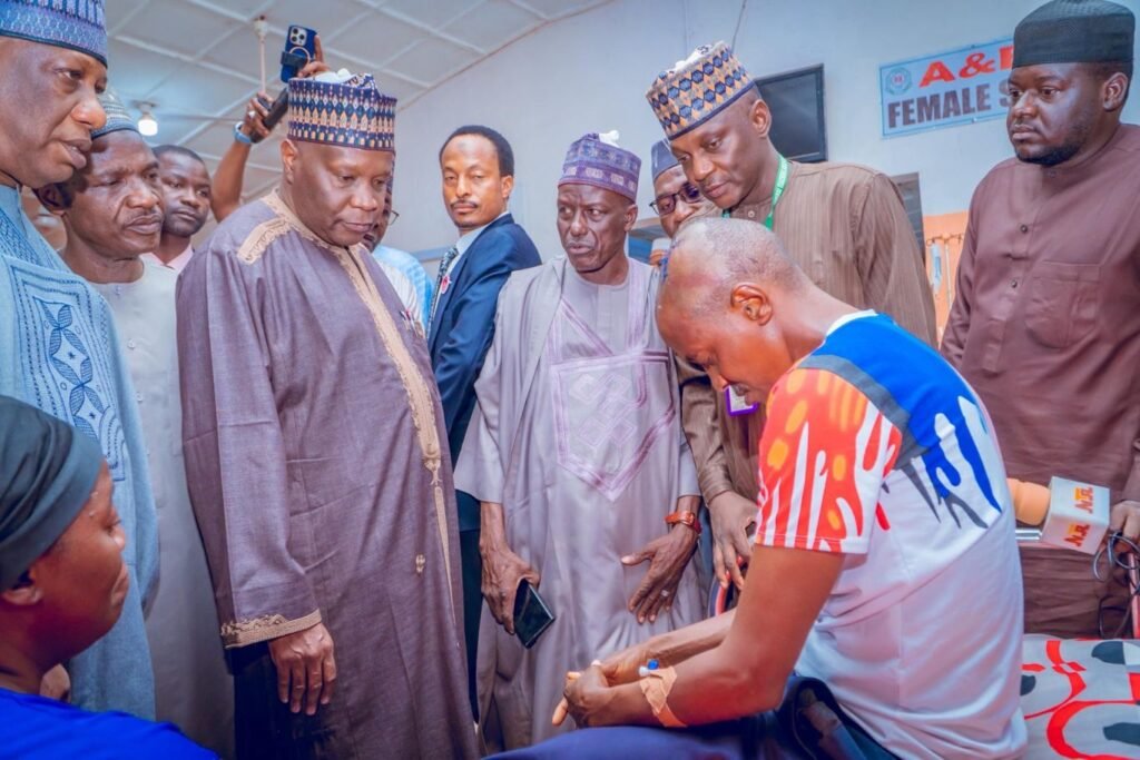 Journalists lost in auto crash buried in tears