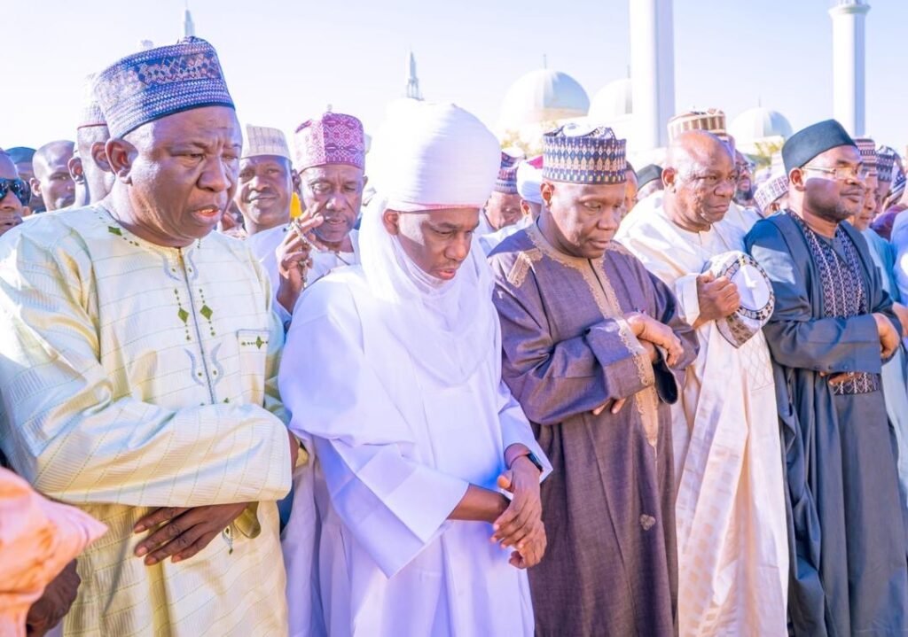 Journalists lost in auto crash buried in tears