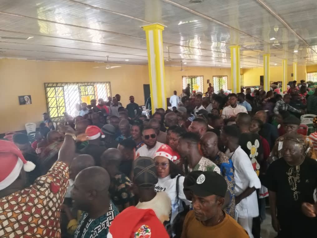 Mercy Akpama holds Christmas town hall meeting, empowers students in Yakurr II