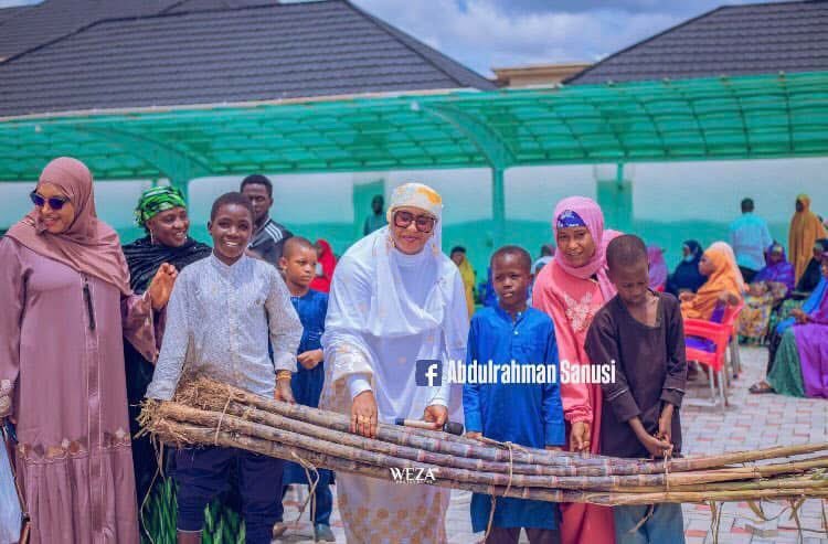 Nigerians mock politicians over sugarcane and cooking oil empowerment