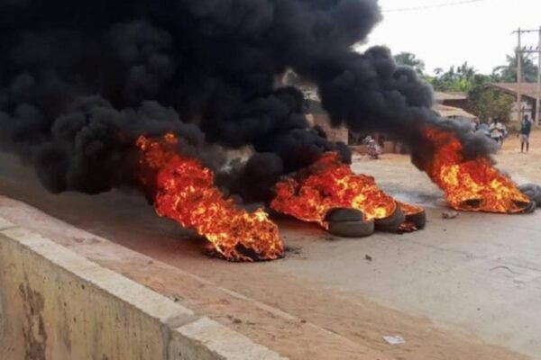 Netizens accuse police, army of shooting Ambrose Alli University students protesting over insecurity in Ekpoma