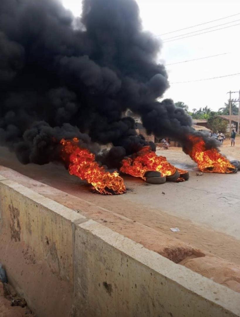 Netizens accuse police, army of shooting Ambrose Alli University students protesting over insecurity in Ekpoma