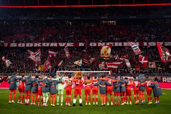 Bayern hit 8 past Wolfsburg, Gladbach 4 against Augsburg