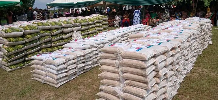 Cyril Omini distributes over 2,000 bags of rice, other gifts to constituents