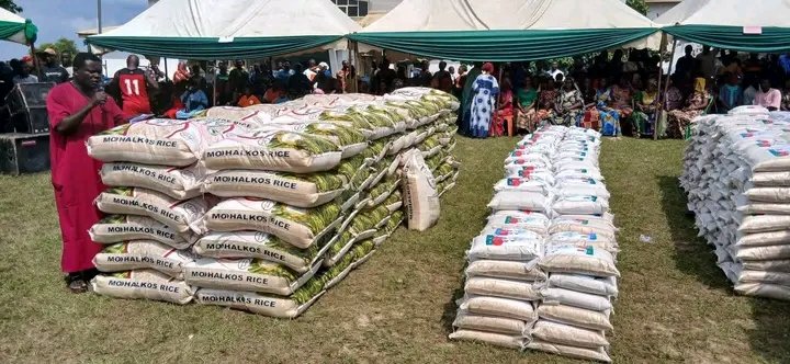 Cyril Omini distributes over 2,000 bags of rice, other gifts to constituents