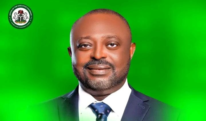 Yakurr Chairman delivers ₦10m, bags of rice to 13 council wards