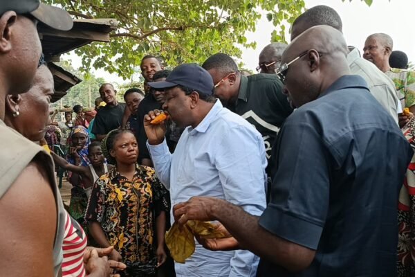 PHOTOS NEWS: Peter Akpanke eats with Bekwarra constituents
