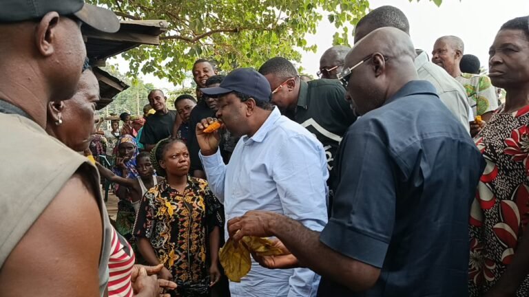 PHOTOS NEWS: Peter Akpanke eats with Bekwarra constituents