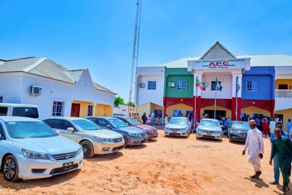 Governor distributes 17 new vehicles to newly elected APC chapter chairmen